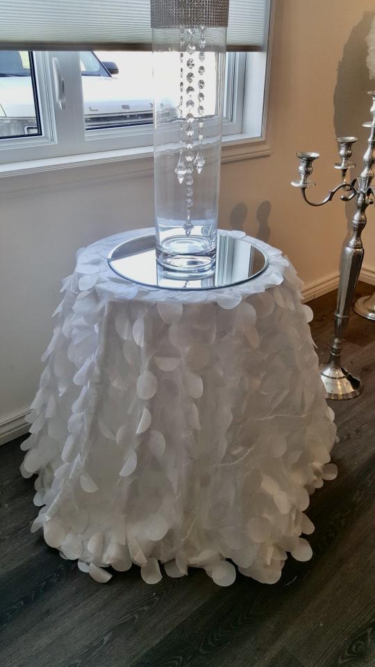 Tablecloth, White Petal Circle - 90" x 132"